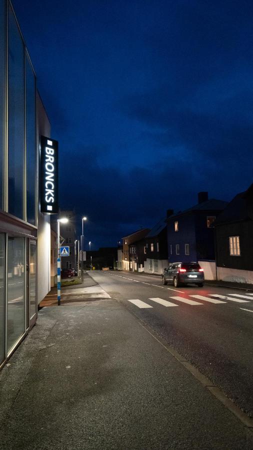 Broncks Apartment 2 - Modern 2-Bedroom In The Heart Of Torshavn Bagian luar foto